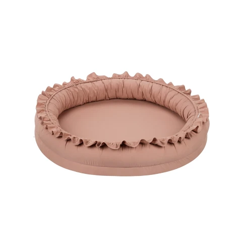 Mały junior nest Basic z falbanką Brzoskwinia