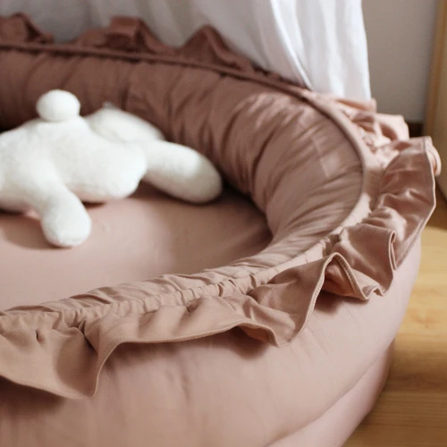 Mały junior nest Basic z falbanką Brzoskwinia