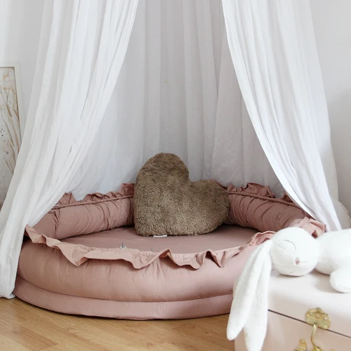 Mały junior nest Basic z falbanką Brzoskwinia