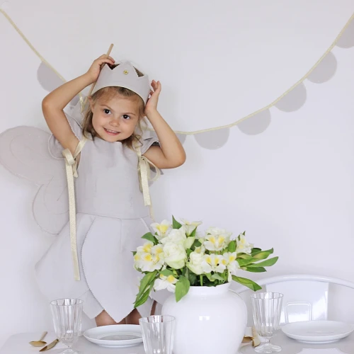 Korona PN Jasno szara z różyczką ze złotą wstążką