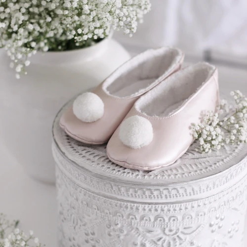 Kapcie z pomponikiem Pudrowe