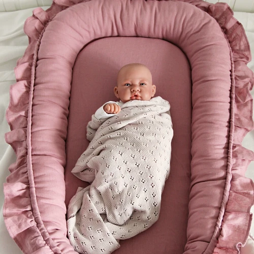 Gniazdko niemowlęce Pure nature z falbanką Blush