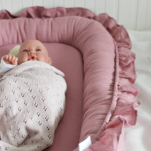 Gniazdko niemowlęce Pure nature z falbanką Blush