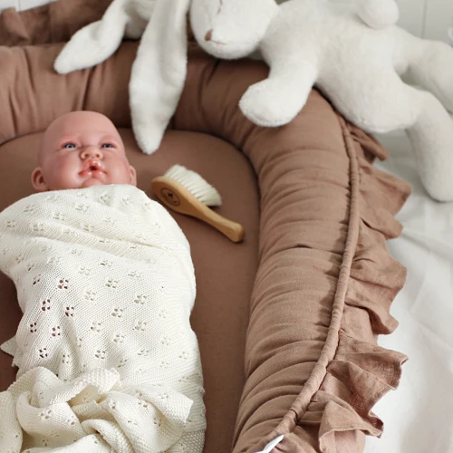 Gniazdko Niemowlęce Pure nature z falbanką Czekoladowe