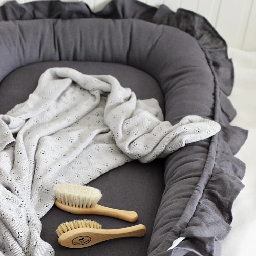 Gniazdko Niemowlęce Pure nature z falbanką Graphit