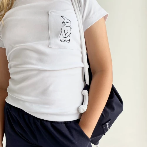 Biały T-shirt dziecięcy szkolny Premium z haftem Króliczek 
