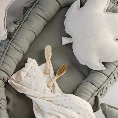 Gniazdko Niemowlęce Pure nature z falbanką Oliwkowe