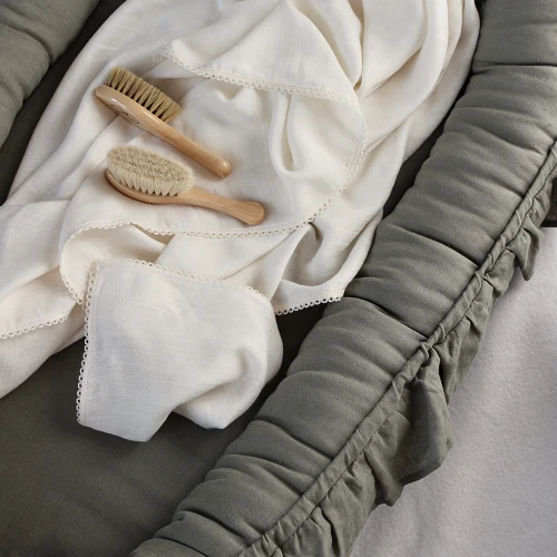 Gniazdko Niemowlęce Pure nature z falbanką Oliwkowe