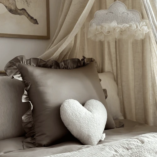 Junior Margaret bed linen set with ruffles Taupe covers