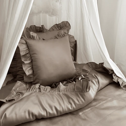 Junior Margaret bed linen set with ruffles Taupe covers