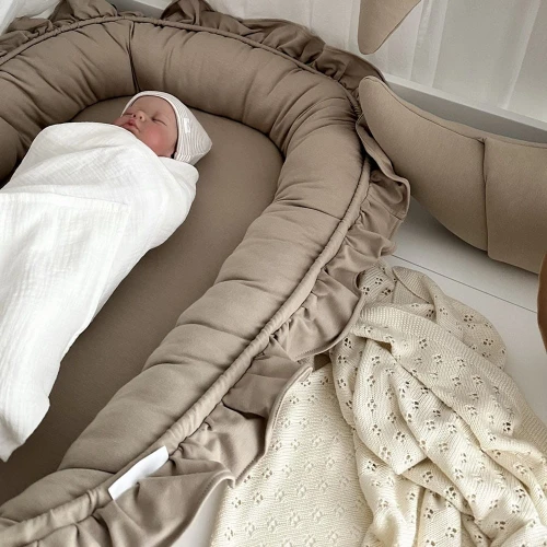 Baby nest BASIC with ruffles Cappuccino