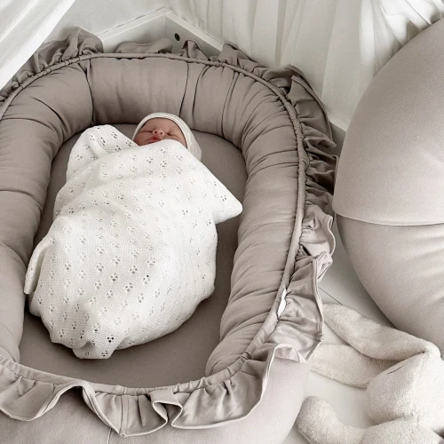 Gniazdko niemowlęce BASIC z falbanką Ciemny beż