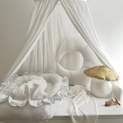 Gniazdko niemowlęce BASIC z falbanką Białe