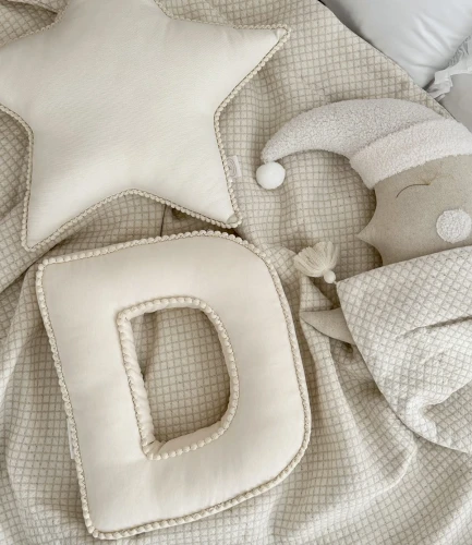 Poduszka Literka z bąbelkami Waniliowa